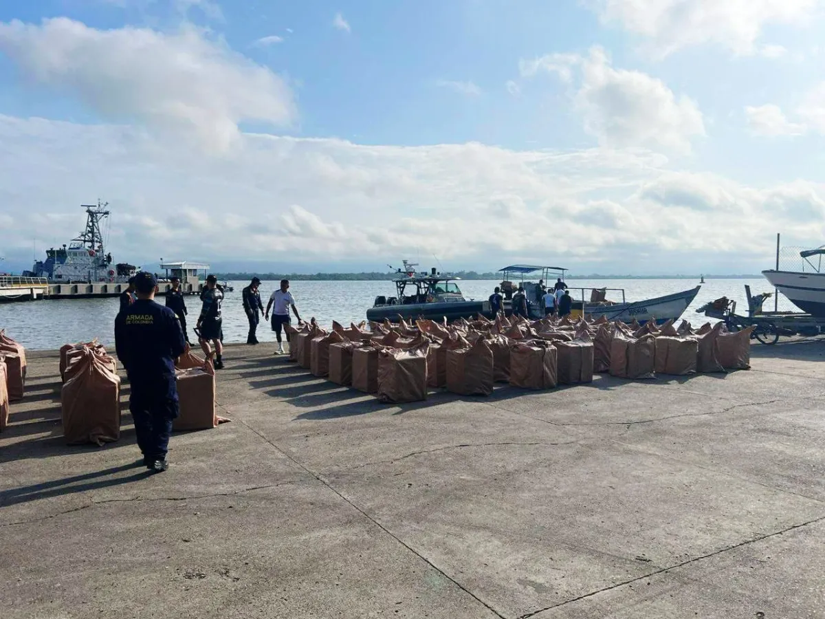 Armada intercepta embarcación con cigarrillos de contrabando en el Golfo de Urabá: tres capturados.