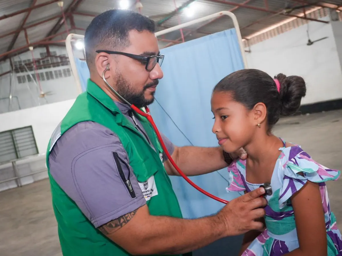 Por carretera o en chalupa: así llegan los equipos de salud a las comunidades apartadas de Barrancabermeja.