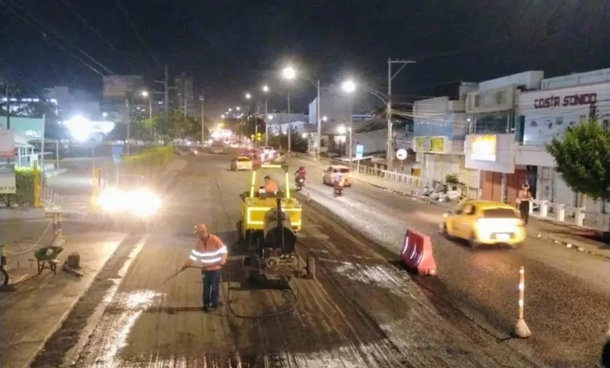 Cartagena repara vías clave durante la noche para evitar trancones.