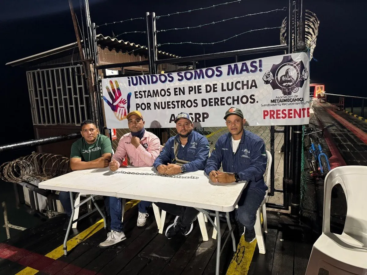 Trabajadores de La Guajira protestan por empleo local en empresas extractivas.