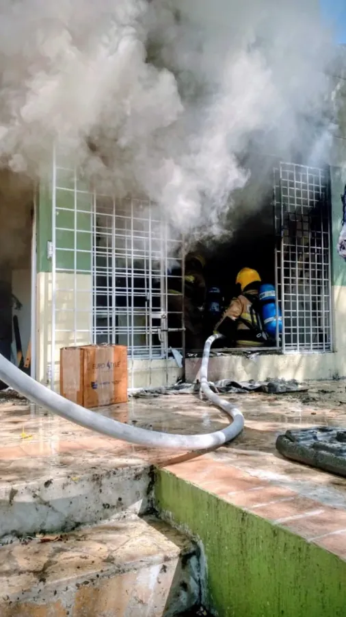 Bomberos controlan incendio en local comercial del Alto Bosque en Cartagena.